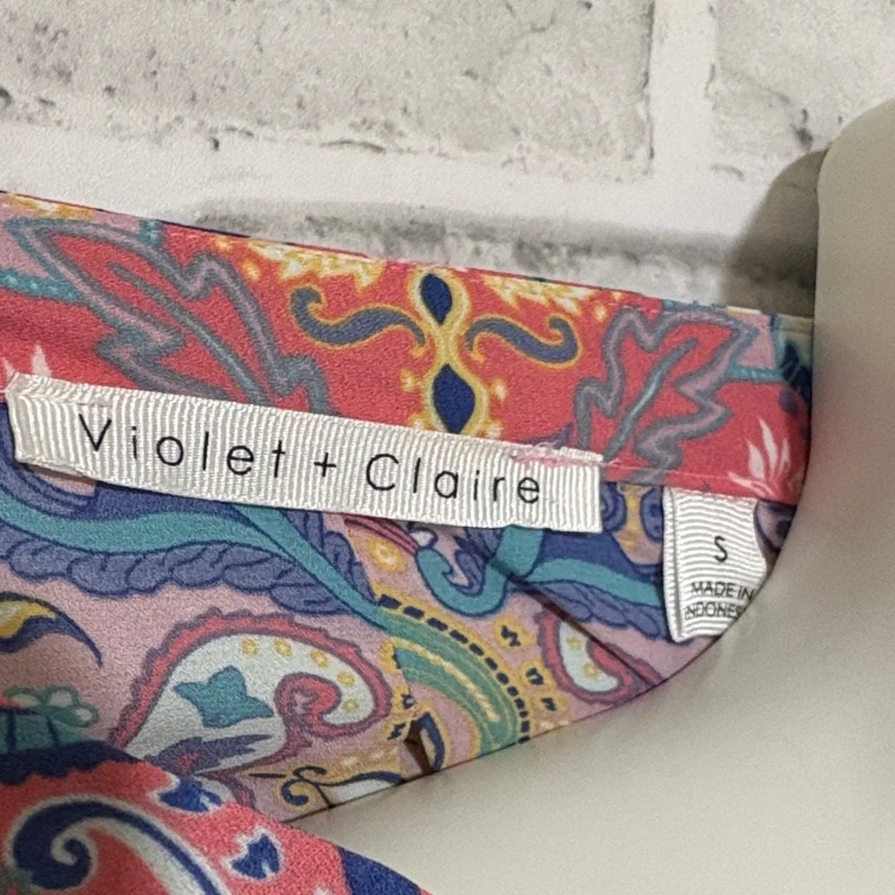 Violet + Claire V-Neck Sleeveless Top Pink Blue White Paisley Floral Sz small - Picture 2 of 7